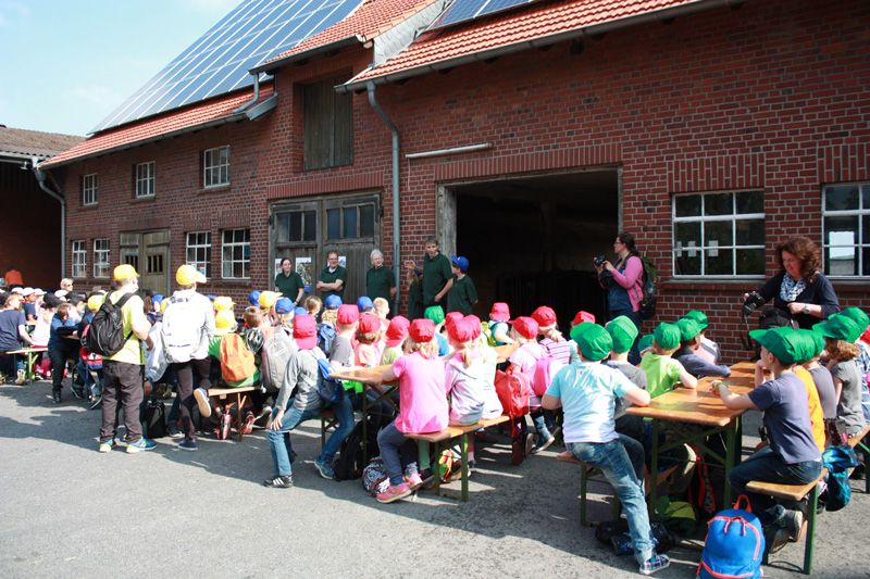 Schulklasse zu Besuch auf dem Bauernhof